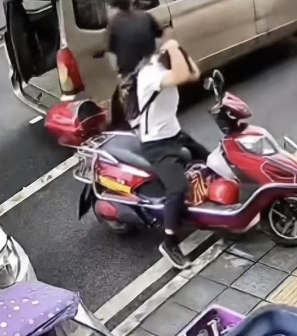 爱配配资 “菜刀坠落险砸到人”！贵阳警方回应